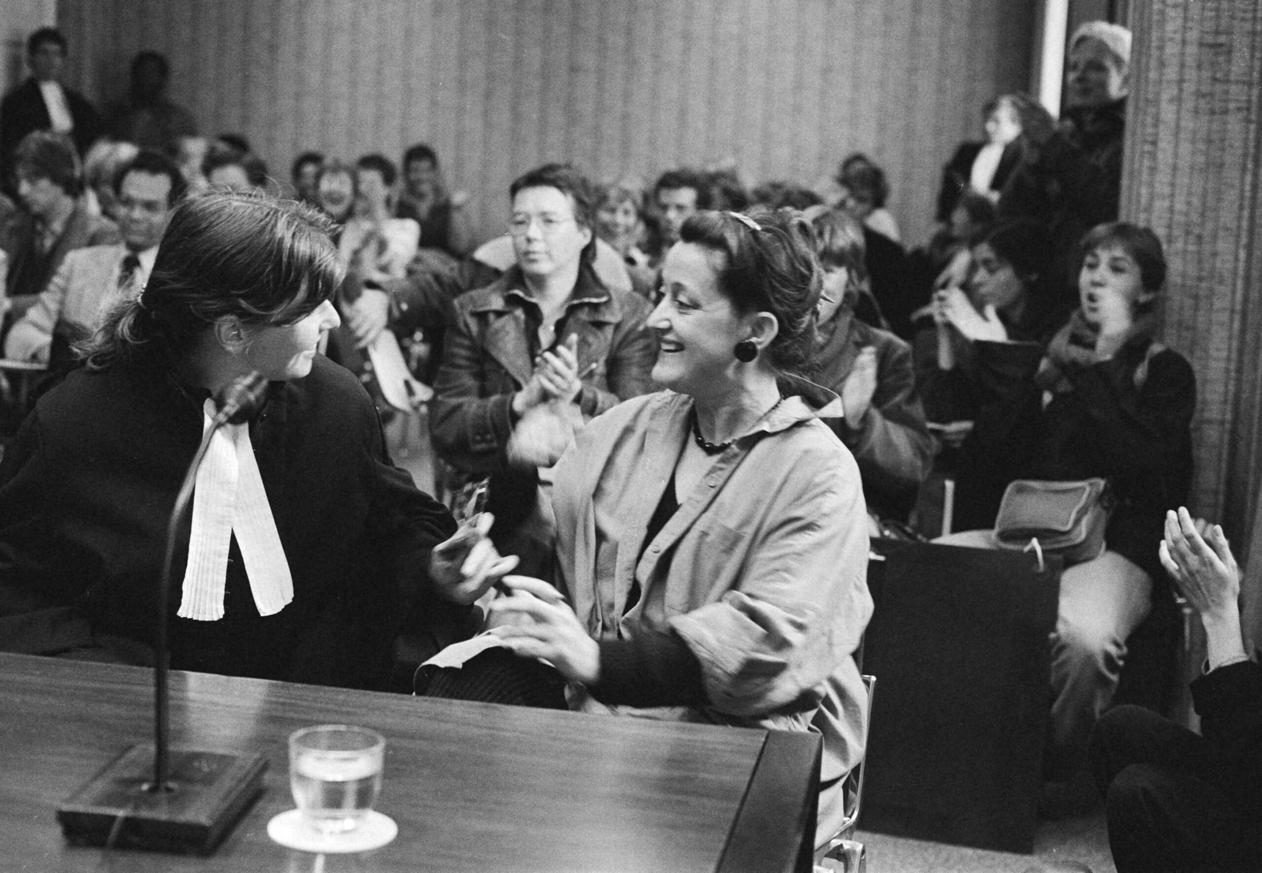 Albine Grumböck in the courtroom with her lawyer and assembled spectators