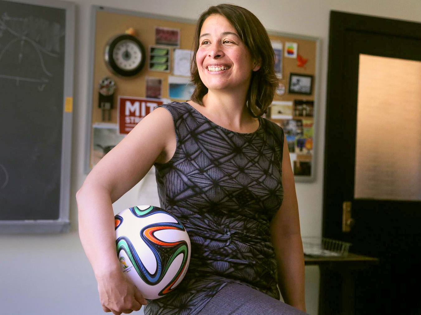 Anette Peko Hosoi holding the 2026 FIFA World Cup ball, Trionda.