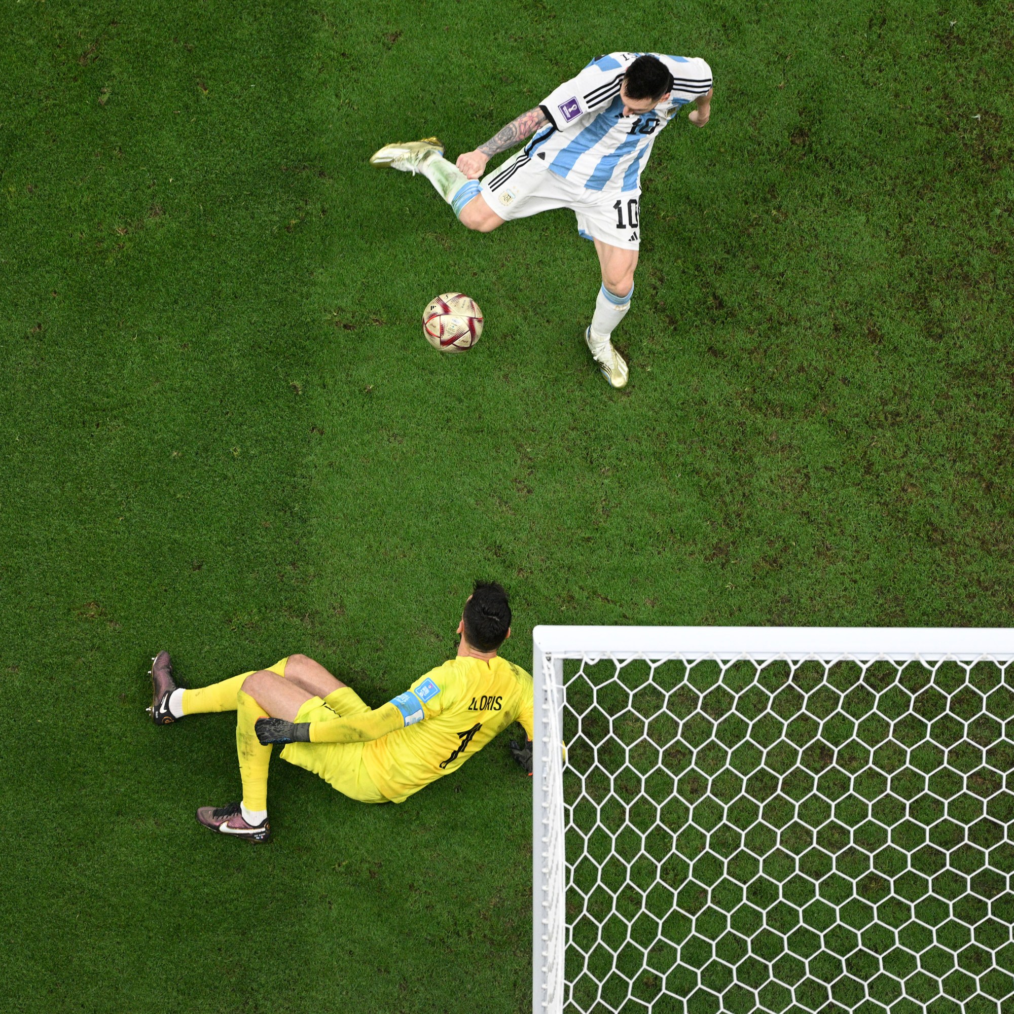 overhead view of Messi and Lloris at the French goal